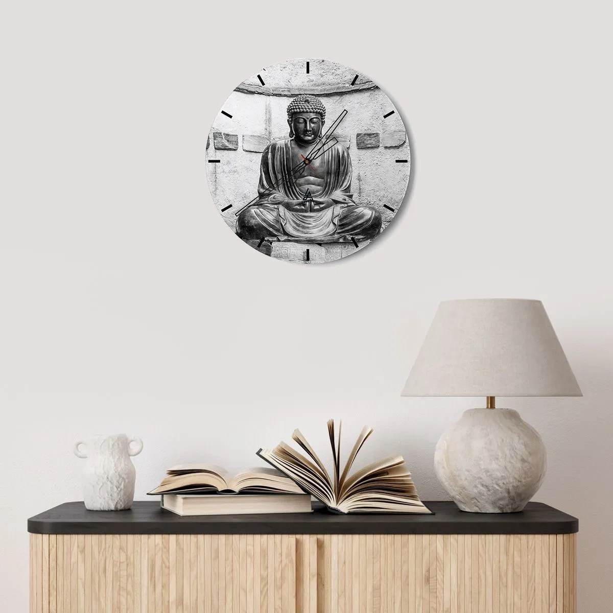 Ceas de perete - Ceas pe sticlă - O statuie a lui Buddha în stil monocrom pe un fundal de perete - 30x30cm - La sursa păcii - Decorațiune modernă pentru perete pentru living, bucătărie și dormitor ARTTOR