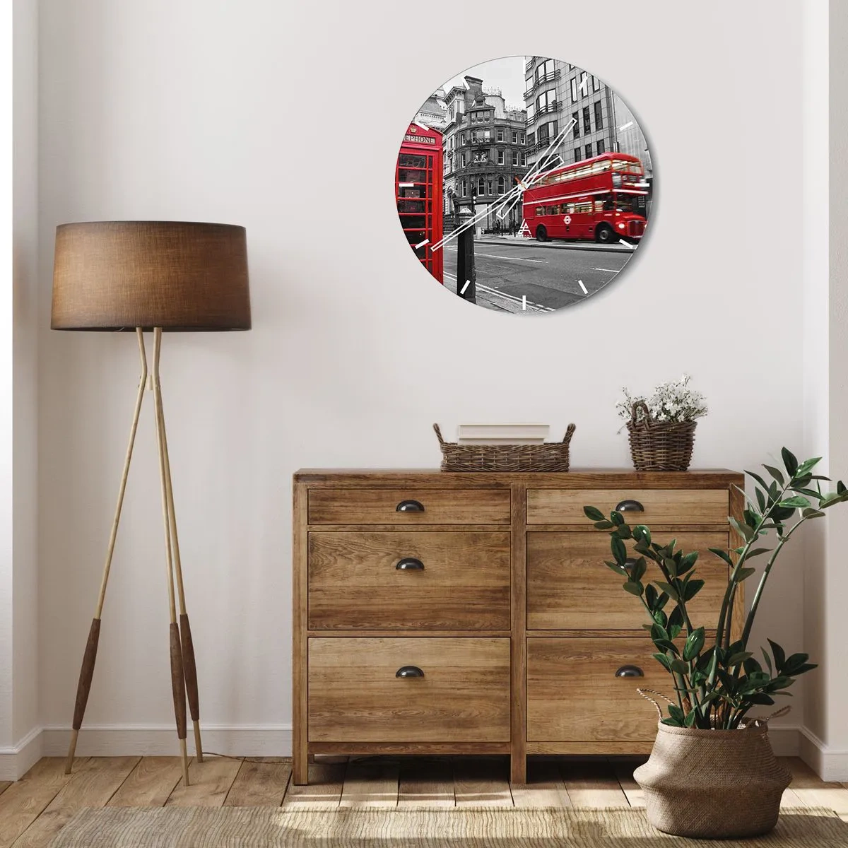 Ceas de perete - Ceas pe sticlă - Un autobuz roșu și o cabină telefonică pe fundalul străzilor londoneze. - 30x30cm - Cea mai roșie din Europa - Decorațiune modernă pentru perete pentru living, bucătărie și dormitor ARTTOR
