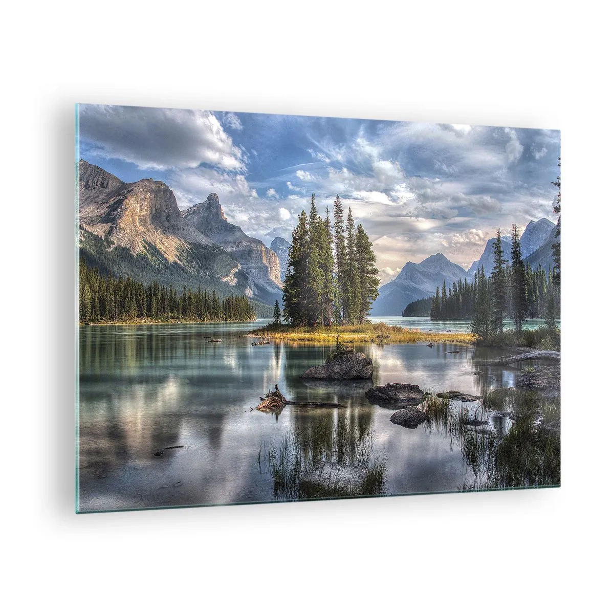 Tablou pe sticlă - Un lac pitoresc cu o insulă și munți în fundal - 70x50cm - La o apă mare și limpede… - Decorațiune modernă pentru perete pentru living și dormitor ARTTOR