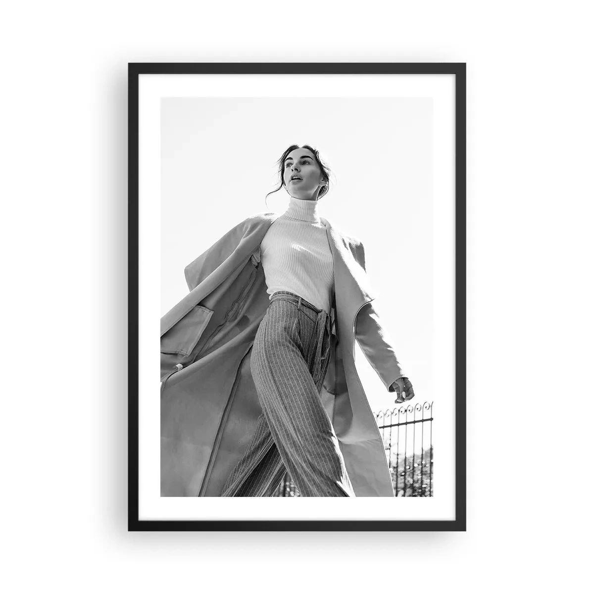 Poster în ramă neagră - O femeie elegantă, într-o haină lungă, pășește cu încredere - 50x70cm - Vii cu mine? - Decorațiune modernă pentru perete pentru living și dormitor ARTTOR