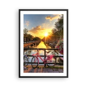 Poster în ramă neagră - O bicicletă roz pe un pod peste un canal la apus - 50x70cm - Dimineața de primăvară în Amsterdam - Decorațiune modernă pentru perete pentru living și dormitor ARTTOR