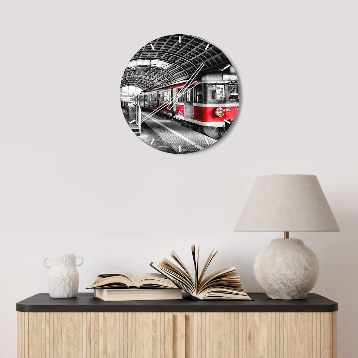 Ceas de perete - Ceas pe sticlă - Tren roșu la stație în stil industrial - 30x30cm - Poate este o călătorie de o viață? - Decorațiune modernă pentru perete pentru living, bucătărie și dormitor ARTTOR