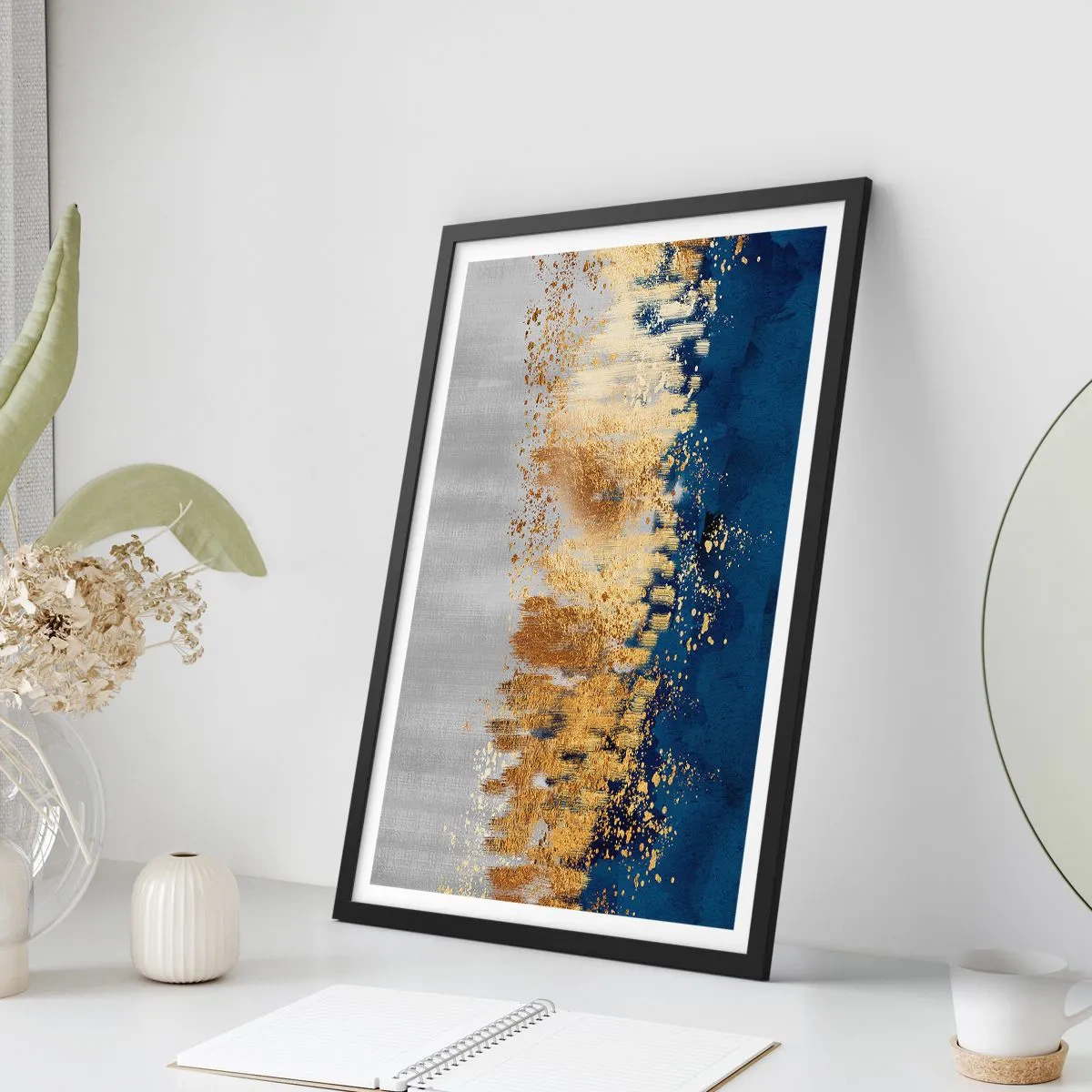Poster în ramă neagră - O compoziție abstractă în nuanțe de albastru marin, auriu și argintiu - 50x70cm - Compoziție modernă cu bliț - Decorațiune modernă pentru perete pentru living și dormitor ARTTOR