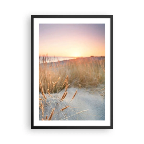 Poster în ramă neagră - Ierburile de pe dune iluminate de soarele care apune - 50x70cm - Cântec de leagăn baltic - Decorațiune modernă pentru perete pentru living și dormitor ARTTOR