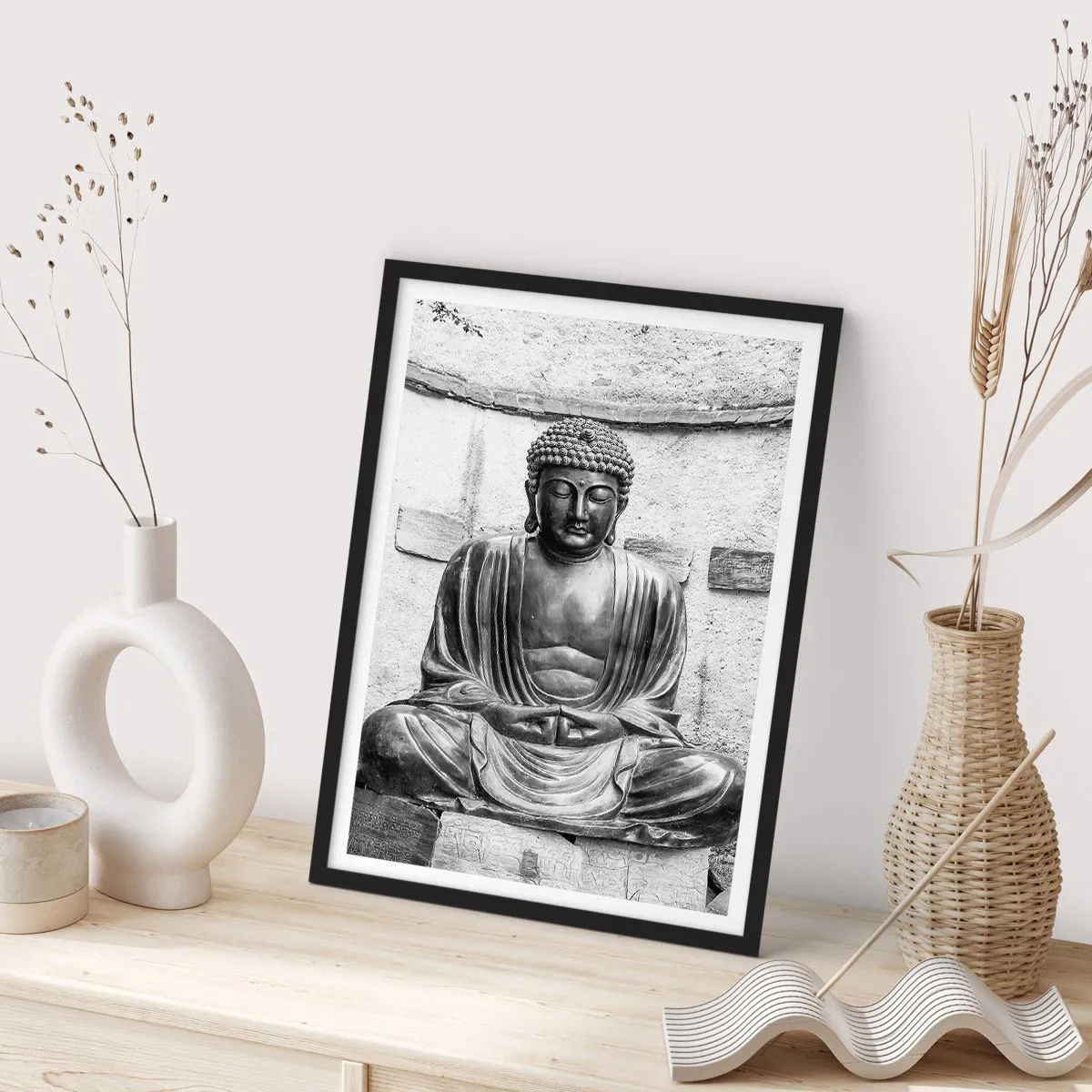Poster în ramă neagră - O sculptură a lui Buddha într-o poziție meditativă în tonuri monocromatice - 50x70cm - La sursa păcii - Decorațiune modernă pentru perete pentru living și dormitor ARTTOR