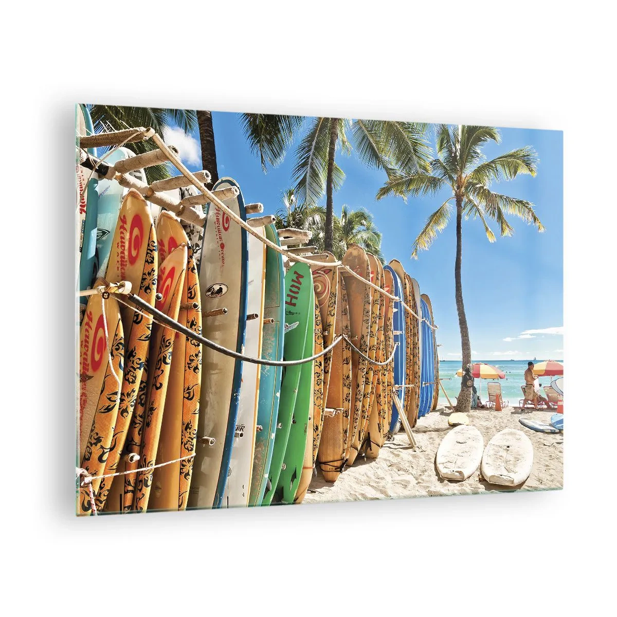 Tablou pe sticlă - Placi de surf colorate pe o plajă tropicală - 70x50cm - Distracție însorită - Decorațiune modernă pentru perete pentru living și dormitor ARTTOR