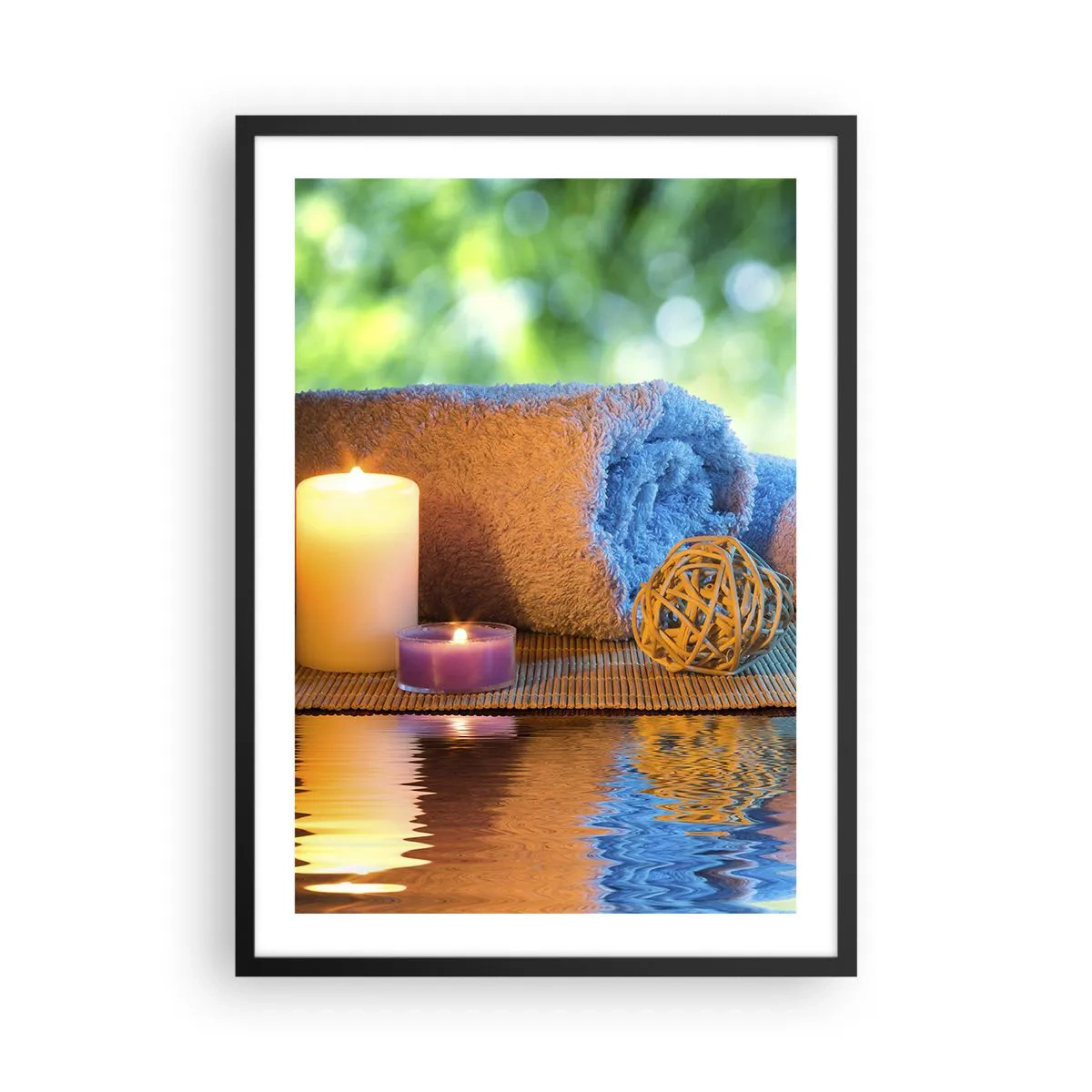 Poster în ramă neagră - Lumânări și un prosop pe fundalul unui peisaj natural - 50x70cm - Timp pentru corp - Decorațiune modernă pentru perete pentru living și dormitor ARTTOR