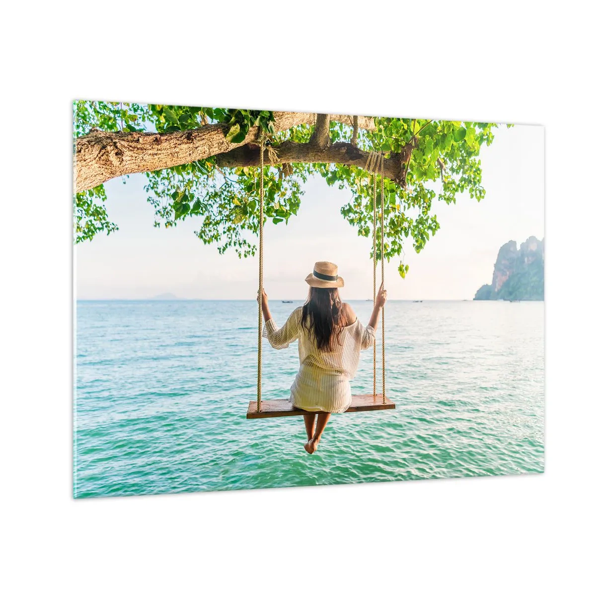 Tablou pe sticlă - Femeie pe un leagăn lângă mare într-un cadru tropical - 70x50cm - Viața este frumoasă - Decorațiune modernă pentru perete pentru living și dormitor ARTTOR