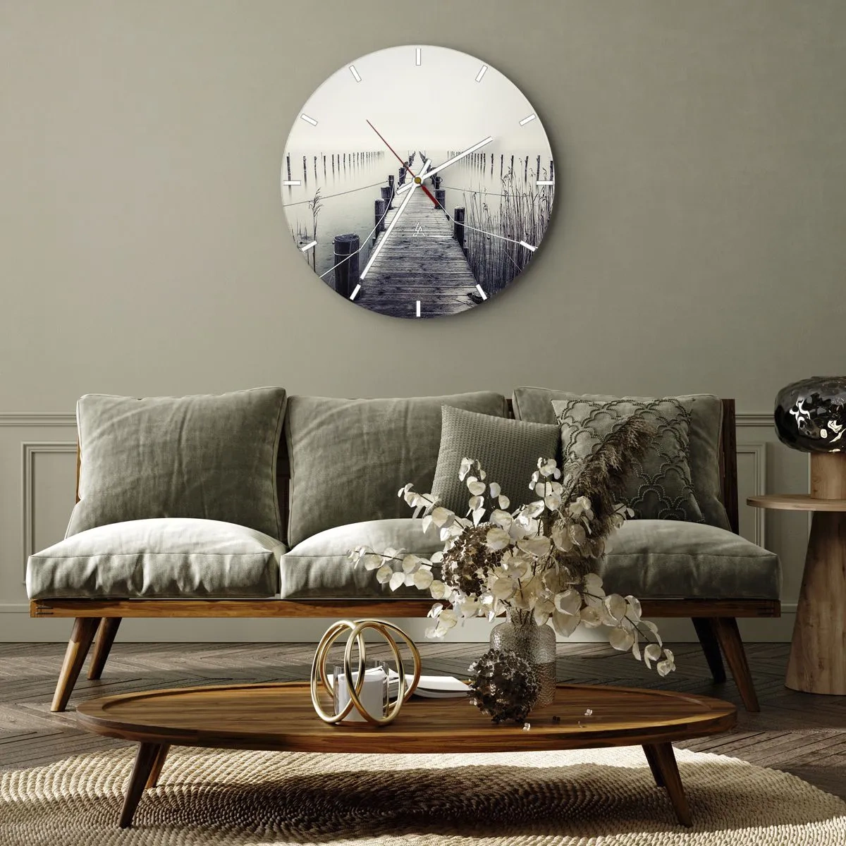 Ceas de perete - Ceas pe sticlă - Un debarcader din lemn într-un peisaj cețos deasupra apei - 30x30cm - Scufundă-te în pace - Decorațiune modernă pentru perete pentru living, bucătărie și dormitor ARTTOR