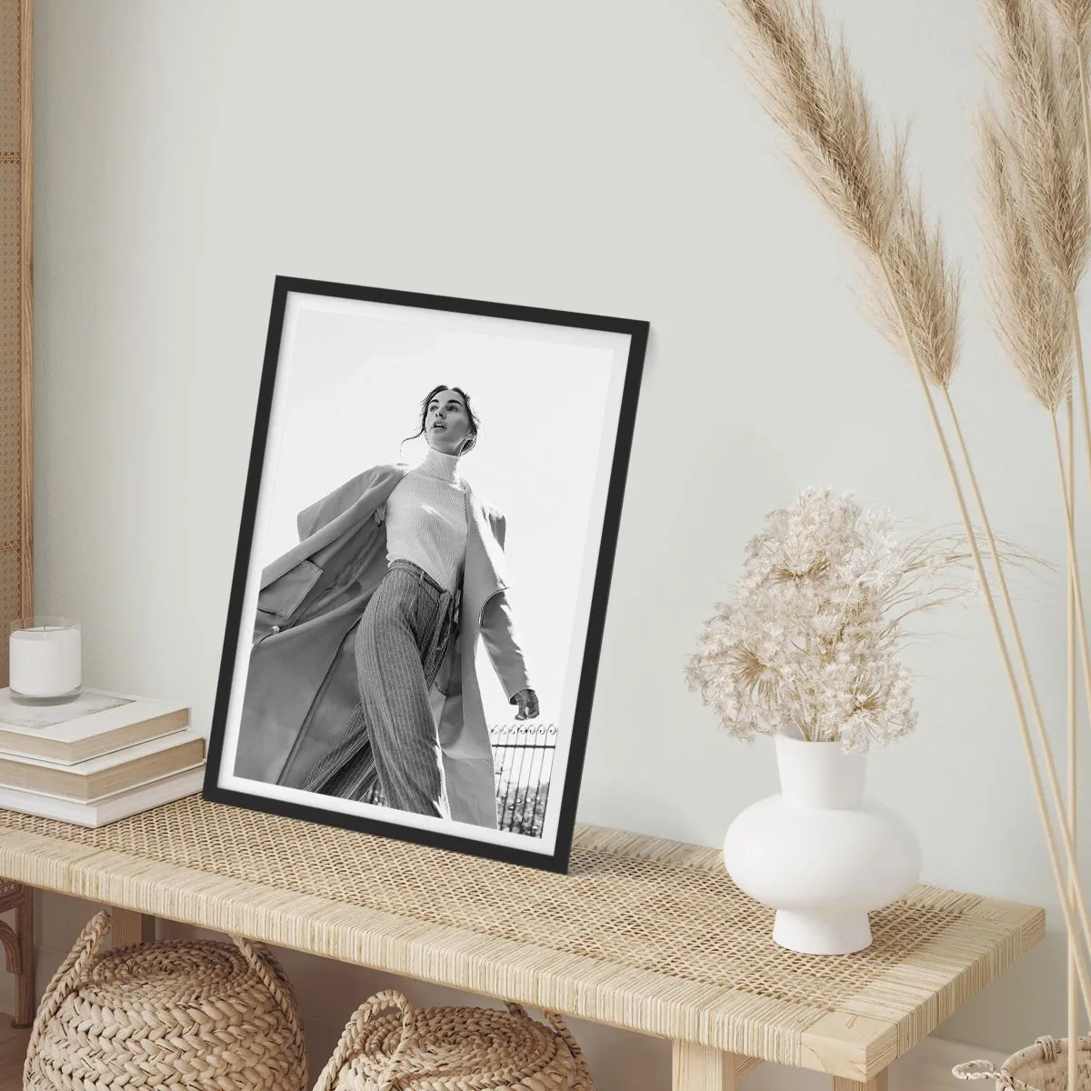 Poster în ramă neagră - O femeie elegantă, într-o haină lungă, pășește cu încredere - 50x70cm - Vii cu mine? - Decorațiune modernă pentru perete pentru living și dormitor ARTTOR