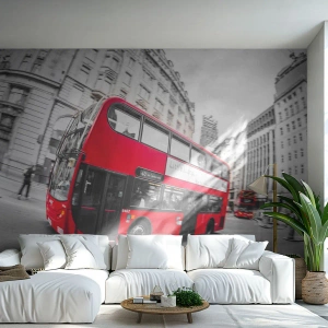 Tapet Standard Eco - Un autobuz roșu cu etaj pe fundalul unui oraș monocromatic - 100x70cm - Londra în mod tradițional - by bus - Decorațiune modernă pentru perete pentru living și dormitor ARTTOR