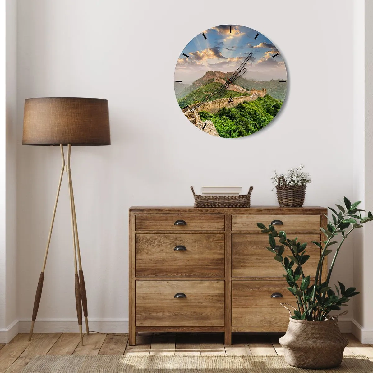 Ceas de perete - Ceas pe sticlă - Marele Zid Chinezesc la răsărit, înconjurat de dealuri verzi - 30x30cm - Măreția netrecătoare - Decorațiune modernă pentru perete pentru living, bucătărie și dormitor ARTTOR