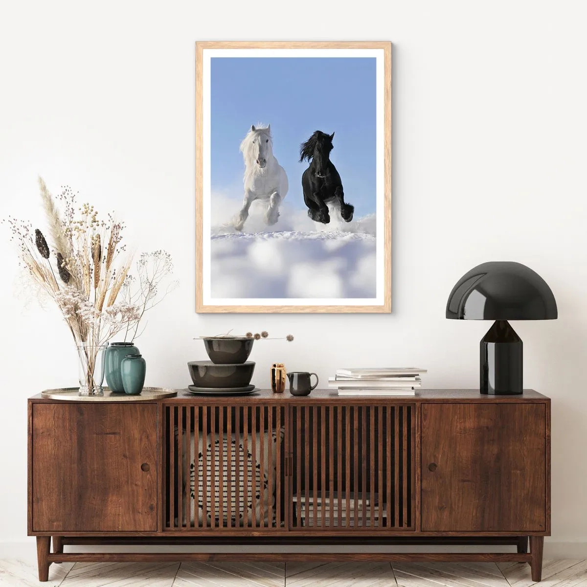 Poster în ramă de stejar deschis - Galop de alb și negru - 50x70 cm