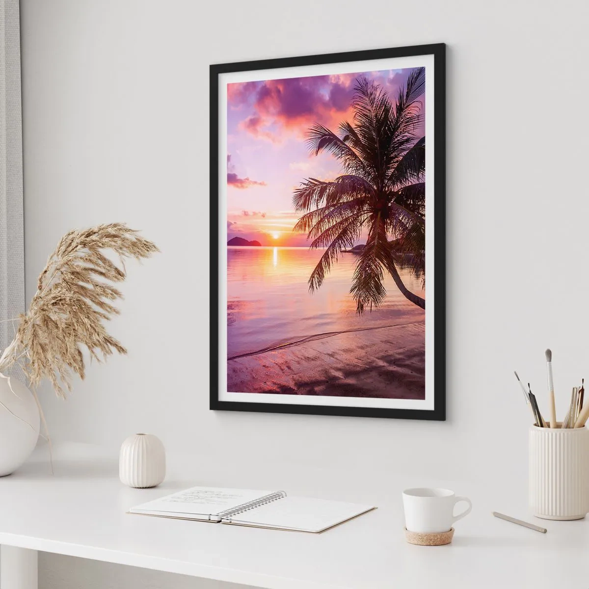 Poster în ramă neagră - Apus de soare tropical cu palmier pe plajă - 50x70cm - Euforie până la orizont - Decorațiune modernă pentru perete pentru living și dormitor ARTTOR