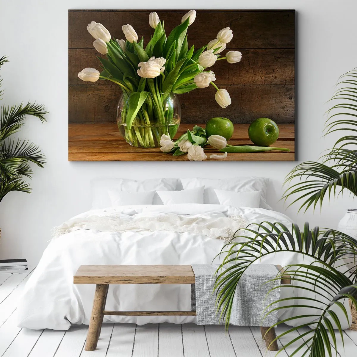 Tablou pe pânză Canvas - Un buchet de lalele albe într-o vază de sticlă cu mere verzi - 70x50cm - Suculente și proaspete în verde și alb - Decorațiune modernă pentru perete pentru living și dormitor ARTTOR