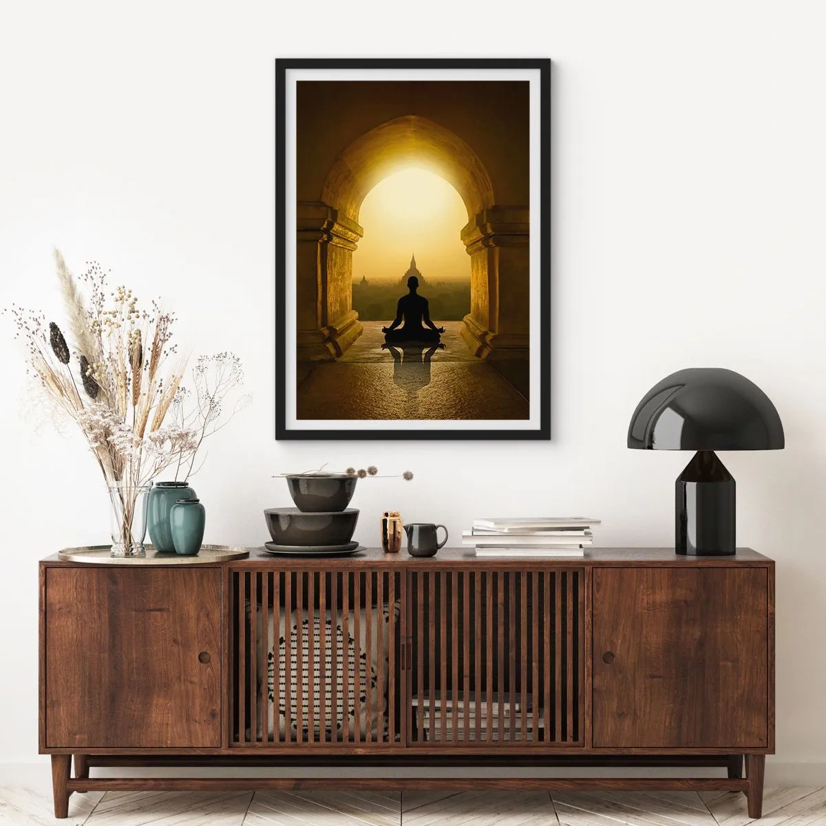 Poster în ramă neagră - O figură meditând în arcada unui templu pe fundalul soarelui care răsare - 50x70cm - Armonie completă - Decorațiune modernă pentru perete pentru living și dormitor ARTTOR