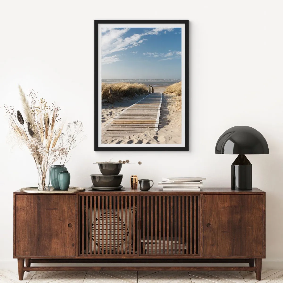 Poster în ramă neagră - În spatele dunei, în zumzetul ierbii - 70x100 cm