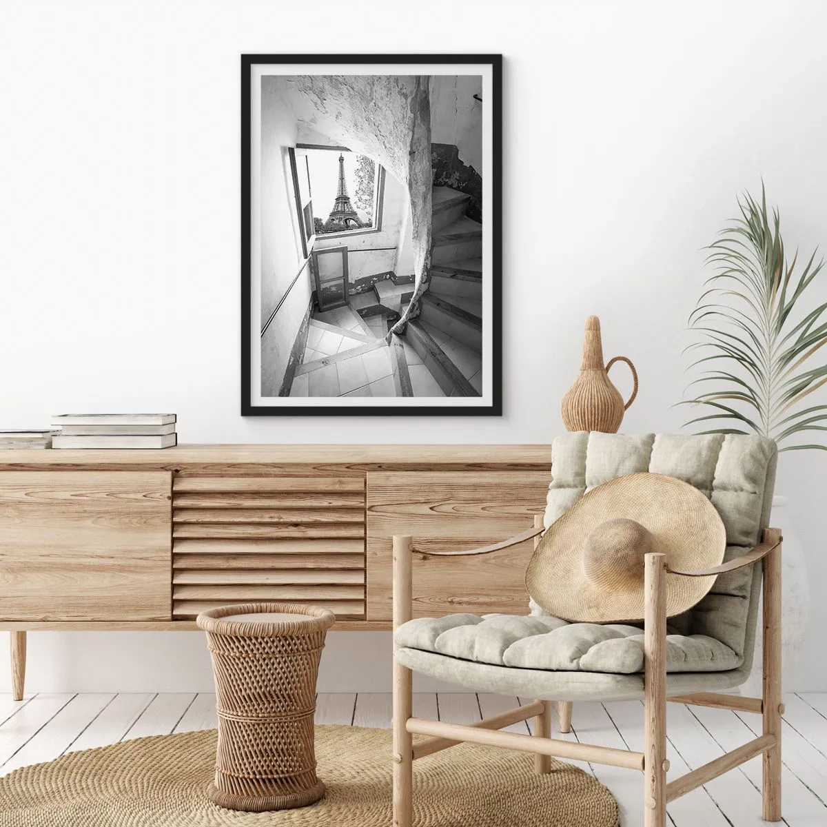 Poster în ramă neagră - Vedere a Turnului Eiffel printr-o fereastră a unei clădiri vechi - 50x70cm - Ce priveliște! - Decorațiune modernă pentru perete pentru living și dormitor ARTTOR