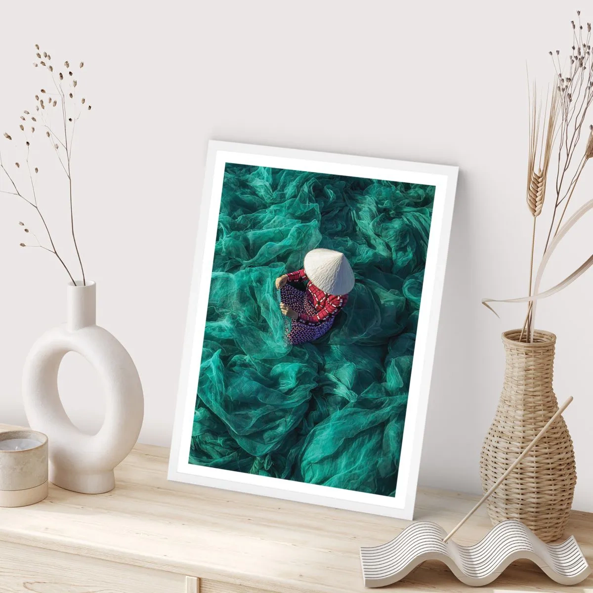Poster în ramă albă - Într-o mare de rețea - 30x40 cm