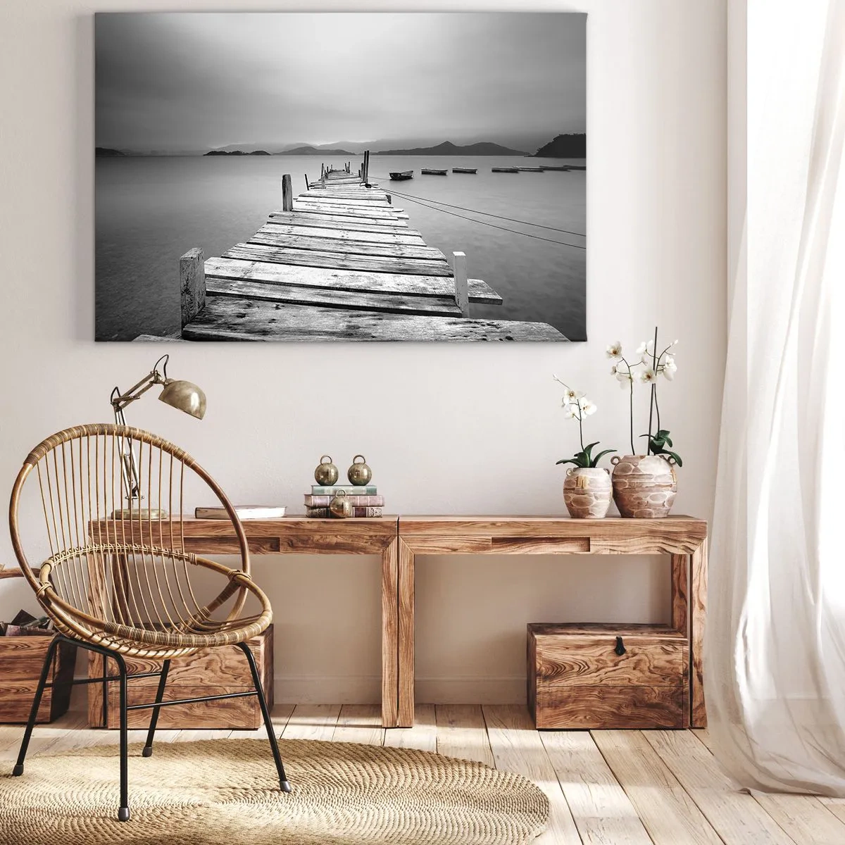 Tablou pe pânză Canvas - O vedere alb-negru a unui debarcader din lemn și a unui lac liniștit. - 70x50cm - Dincolo de munți, dincolo de mări - Decorațiune modernă pentru perete pentru living și dormitor ARTTOR
