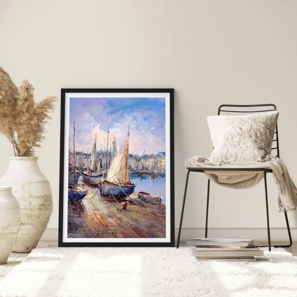 Poster în ramă neagră - Bărci cu pânze într-un port pitoresc luminat de razele soarelui - 50x70cm - Orășel de lângă golf - Decorațiune modernă pentru perete pentru living și dormitor ARTTOR