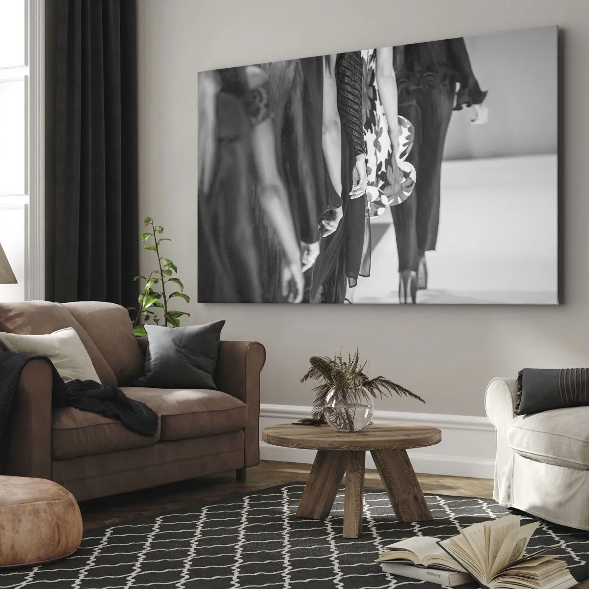 Tablou pe pânză Canvas - O scenă alb-negru de pe podium care prezintă detaliile rochiilor și siluetele modelelor. - 70x50cm - Paradă elegantă - Decorațiune modernă pentru perete pentru living și dormitor ARTTOR