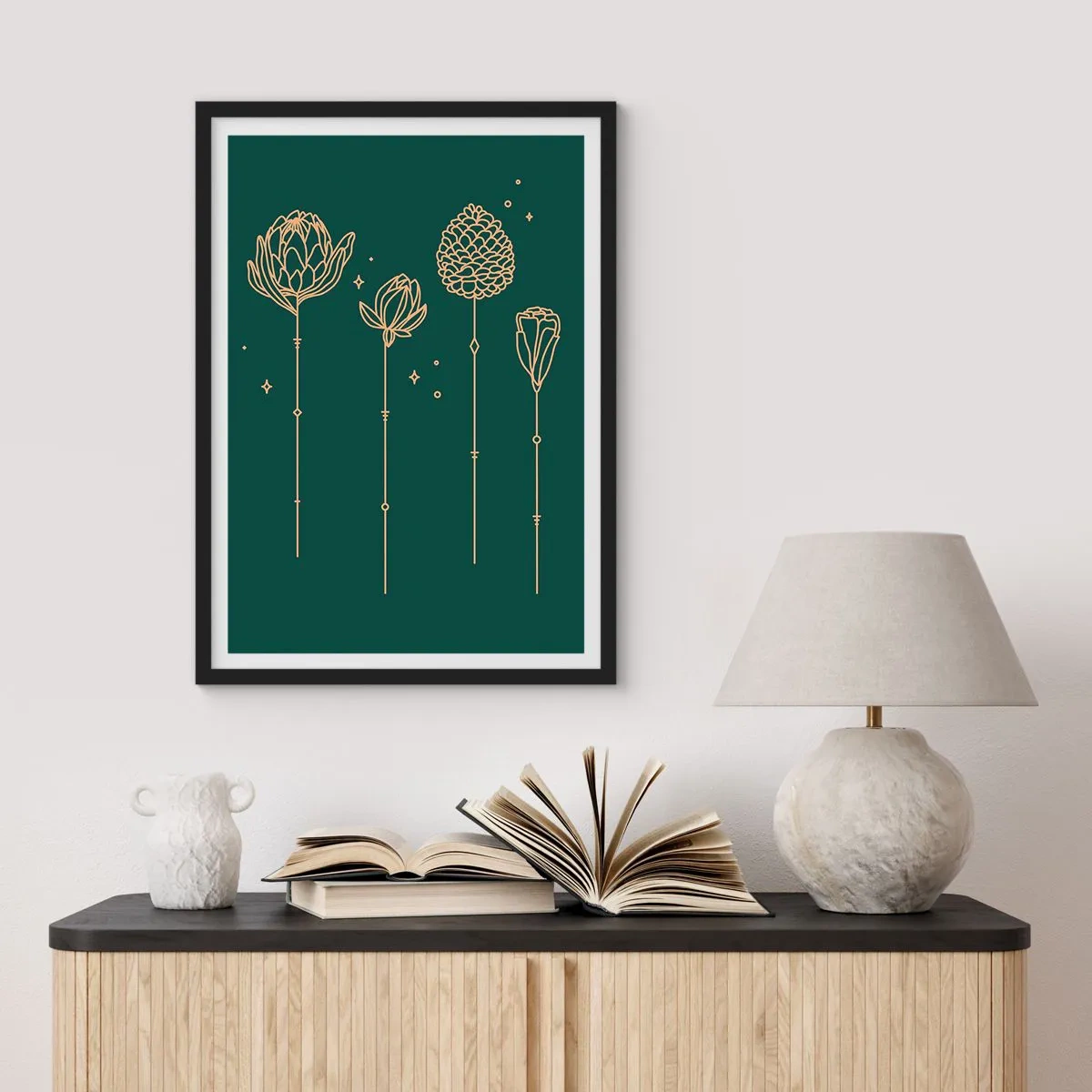 Poster în ramă neagră - Contururi aurii de flori pe un fundal verde închis - 50x70cm - Familia IERBEscu - Decorațiune modernă pentru perete pentru living și dormitor ARTTOR
