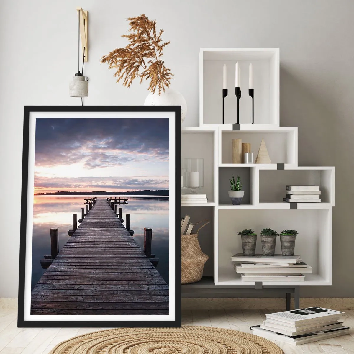 Poster în ramă neagră - Un debarcader din lemn peste un lac liniștit la apus - 50x70cm - Granița tăcută dintre zi și noapte - Decorațiune modernă pentru perete pentru living și dormitor ARTTOR