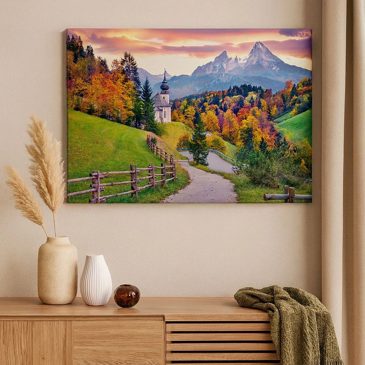 Tablou pe pânză Canvas - Peisaj montan de toamnă cu o capelă și apus de soare - 70x50cm - Un peisaj ca o pictură - Decorațiune modernă pentru perete pentru living și dormitor ARTTOR