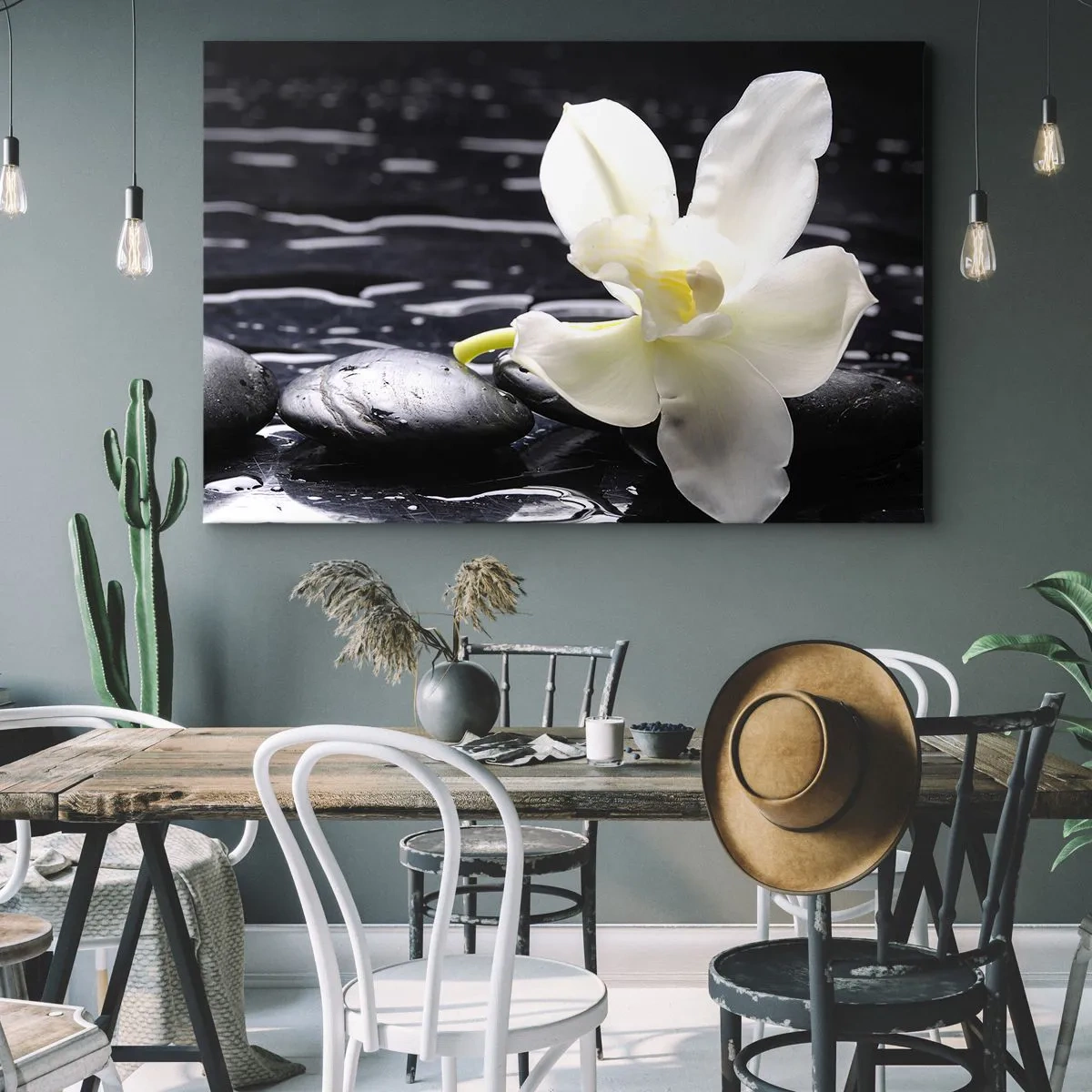 Tablou pe pânză Canvas - O orhidee albă pe un fundal de pietre negre și apă. - 70x50cm - Studiu în alb și negru - Decorațiune modernă pentru perete pentru living și dormitor ARTTOR
