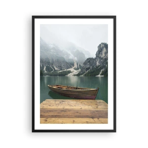 Poster în ramă neagră - O barcă la dig cu munți și un lac în fundal - 50x70cm - Și frunțile mândre - Decorațiune modernă pentru perete pentru living și dormitor ARTTOR