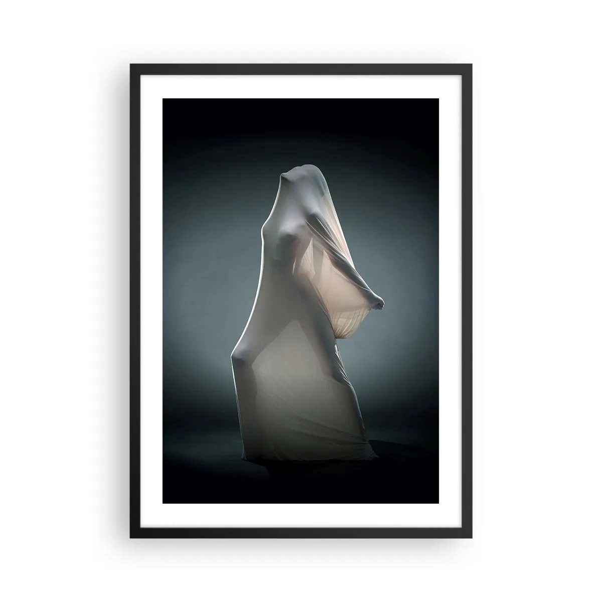Poster în ramă neagră - O figură ascunsă sub un material transparent pe un fundal întunecat - 50x70cm - Dorințe ascunse - Decorațiune modernă pentru perete pentru living și dormitor ARTTOR