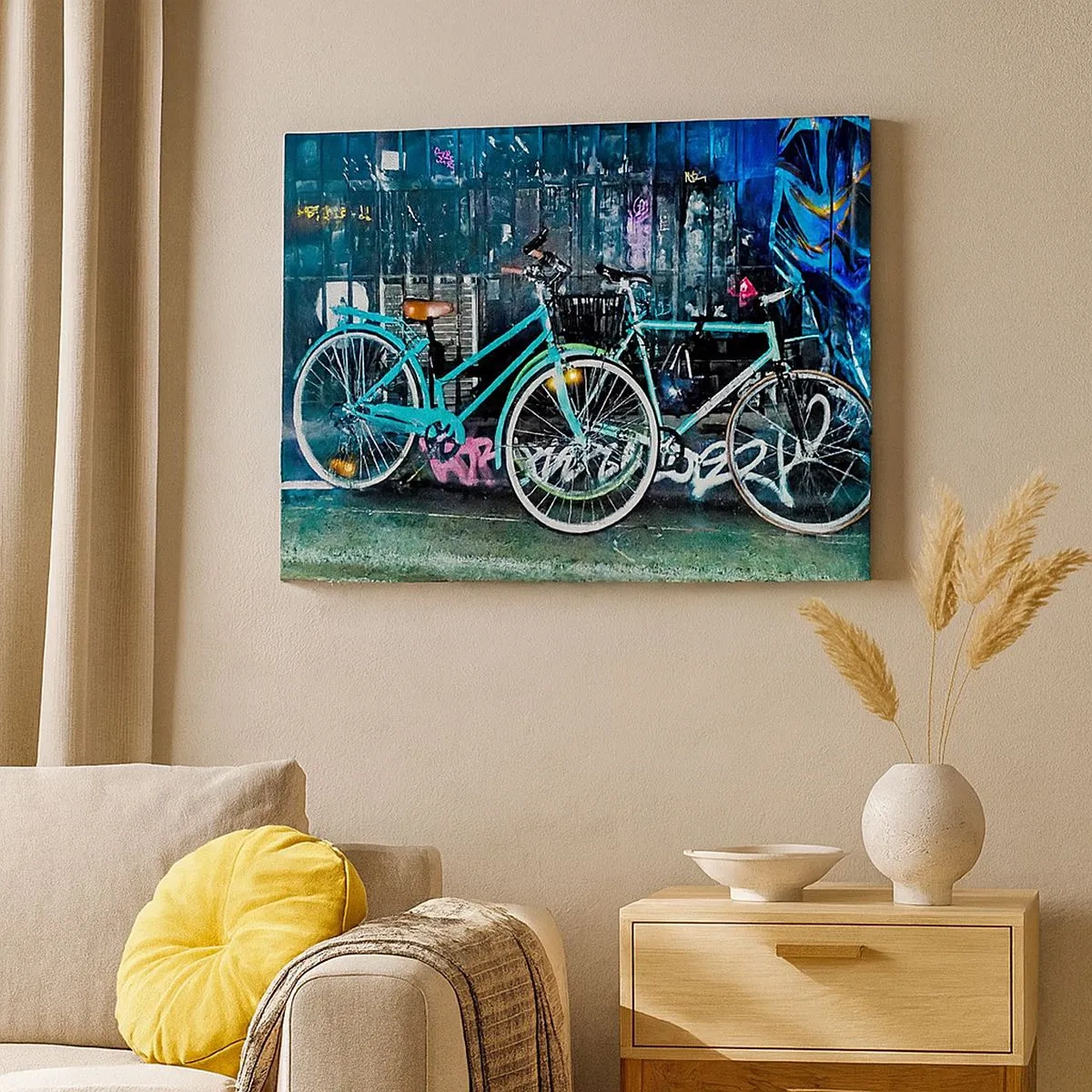 Tablou pe pânză Canvas - Două biciclete turcoaz pe fundalul unui graffiti urban. - 70x50cm - Orașul strigă - Decorațiune modernă pentru perete pentru living și dormitor ARTTOR