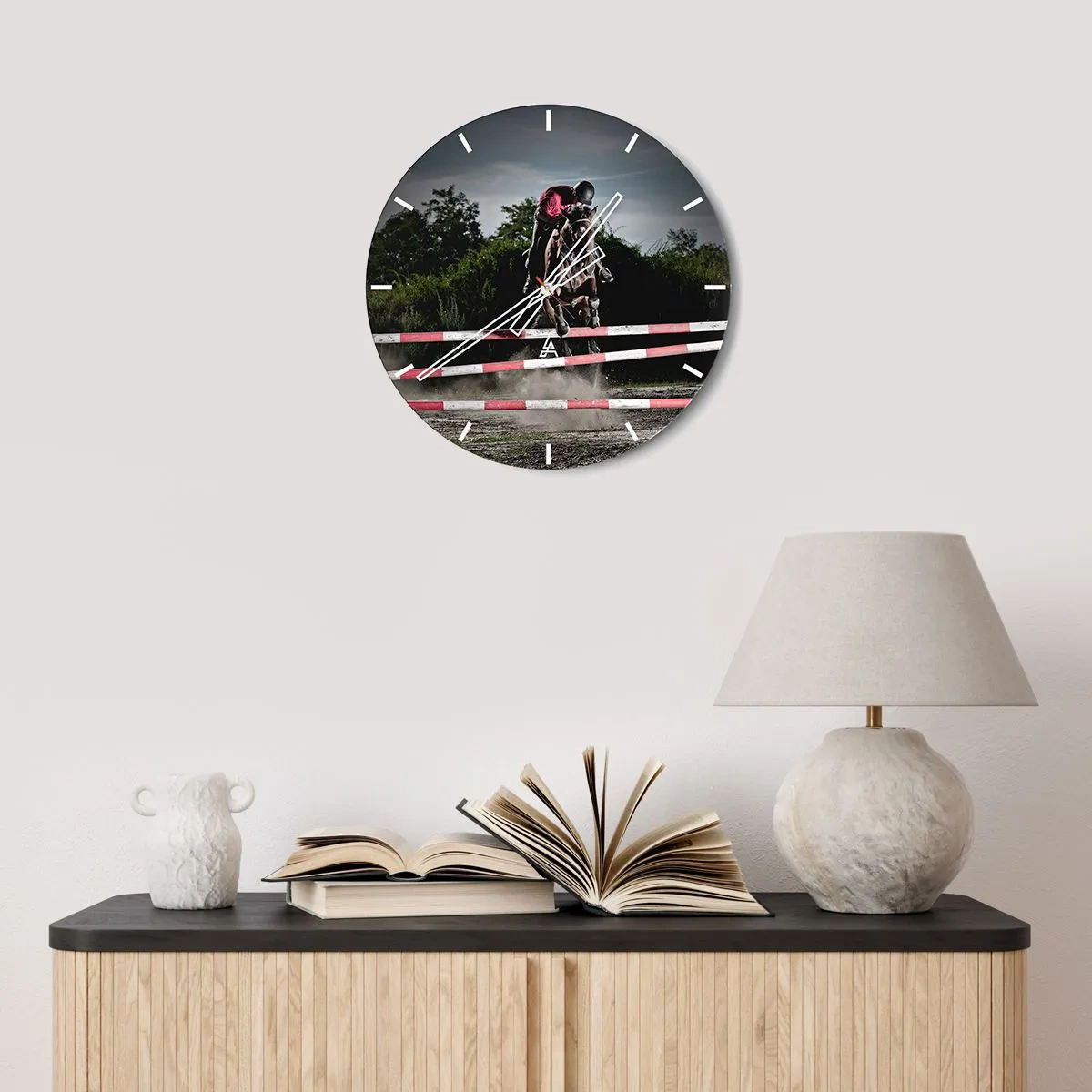 Ceas de perete - Ceas pe sticlă - Un concurent ecvestru în timpul unei competiții ecvestre - 30x30cm - Împreună pentru victorie - Decorațiune modernă pentru perete pentru living, bucătărie și dormitor ARTTOR