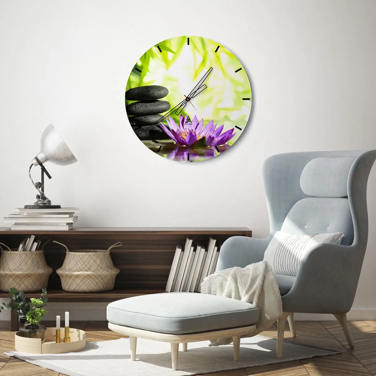 Ceas de perete - Ceas pe sticlă - O grămadă de pietre și o floare de lotus pe un fundal de vegetație verde - 30x30cm - Într-o colibă de bambus - Decorațiune modernă pentru perete pentru living, bucătărie și dormitor ARTTOR