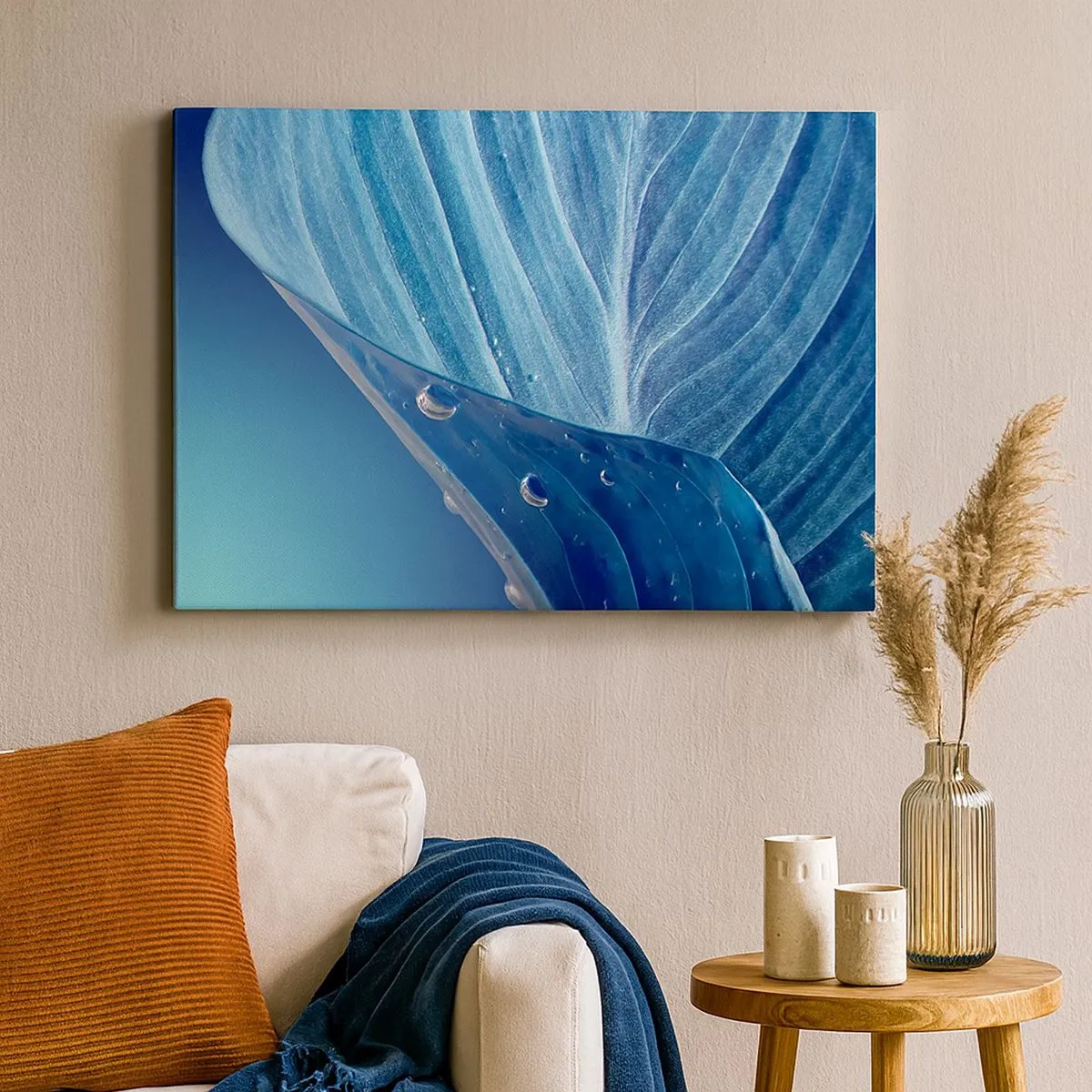 Tablou pe pânză Canvas - O frunză albastră cu picături de apă vizibile - 70x50cm - Picături ascunse de albastru - Decorațiune modernă pentru perete pentru living și dormitor ARTTOR