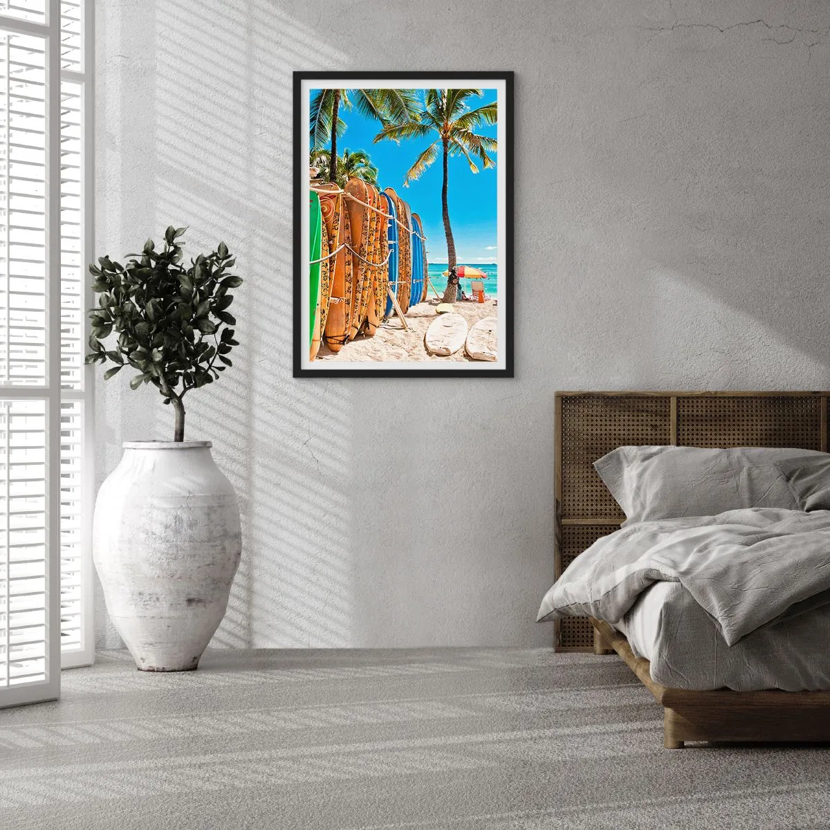 Poster în ramă neagră - Placi de surf pe o plajă cu palmieri și cer albastru - 50x70cm - Distracție însorită - Decorațiune modernă pentru perete pentru living și dormitor ARTTOR