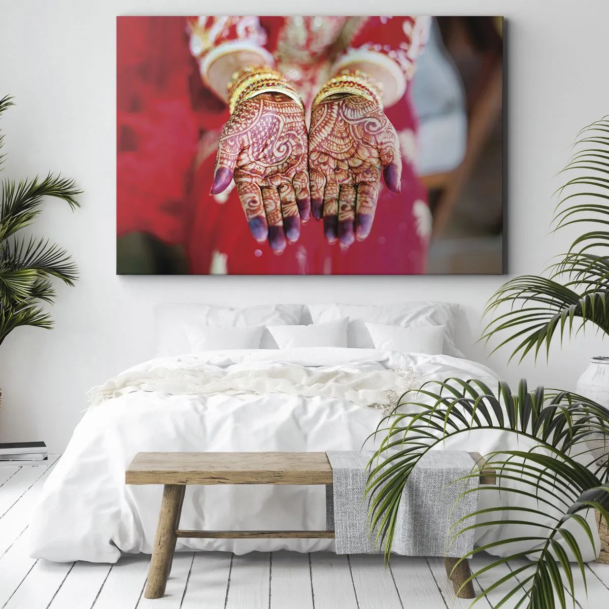 Tablou pe pânză Canvas - Mâini decorate cu henna pe fundalul unei rochii roșii - 70x50cm - Gata să prindă fericirea - Decorațiune modernă pentru perete pentru living și dormitor ARTTOR