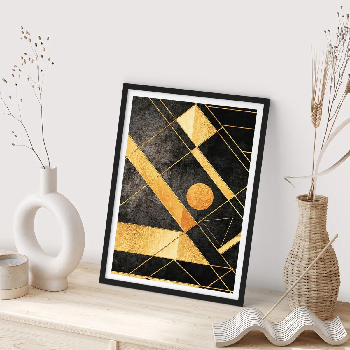 Poster în ramă neagră - Modele geometrice aurii pe fundal negru - 50x70cm - Soarele deșertului - Decorațiune modernă pentru perete pentru living și dormitor ARTTOR