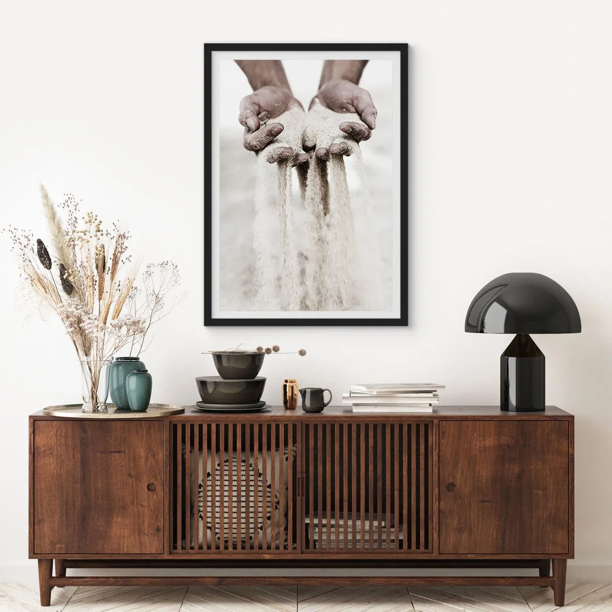 Poster în ramă neagră - Mâini care țin nisip, simbolizând trecătoarea și fragilitatea momentului - 50x70cm - Cu aceste mâini... - Decorațiune modernă pentru perete pentru living și dormitor ARTTOR