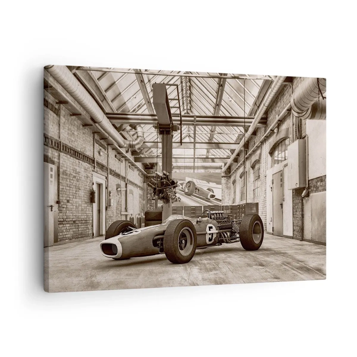 Tablou pe pânză Canvas - Mașină de curse alb-negru într-un interior industrial - 70x50cm - Odihna învingătorului - Decorațiune modernă pentru perete pentru living și dormitor ARTTOR