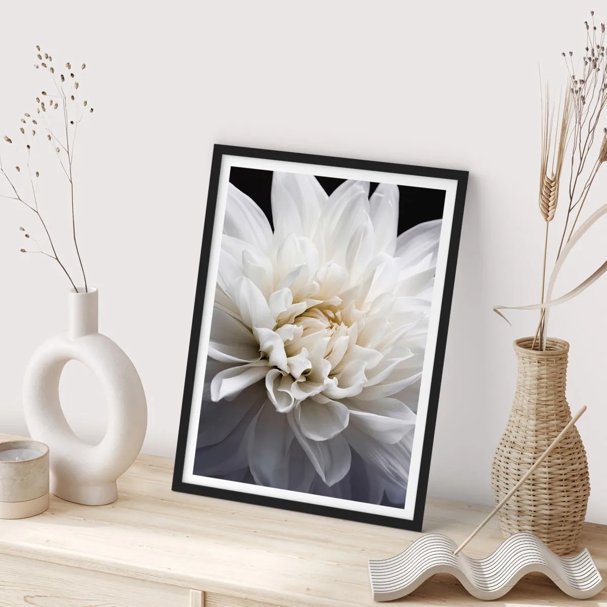 Poster în ramă neagră - Prim-plan al unei dalii albe pe un fundal întunecat - 50x70cm - Dimineața miresei - Decorațiune modernă pentru perete pentru living și dormitor ARTTOR