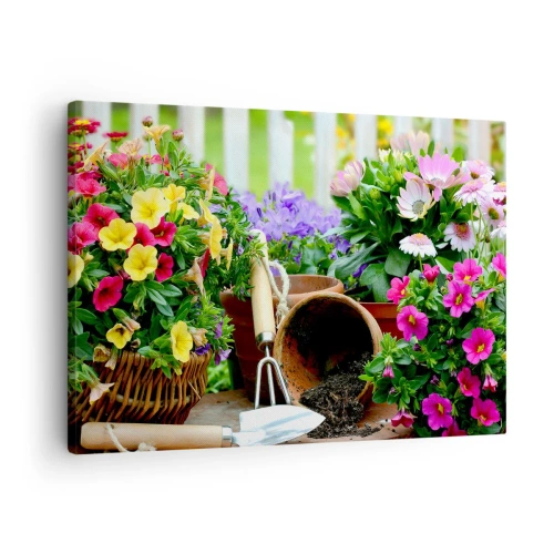 Tablou pe pânză Canvas - Flori colorate în ghivece cu unelte de grădinărit pe masă - 70x50cm - Grădina Sofiei - Decorațiune modernă pentru perete pentru living și dormitor ARTTOR