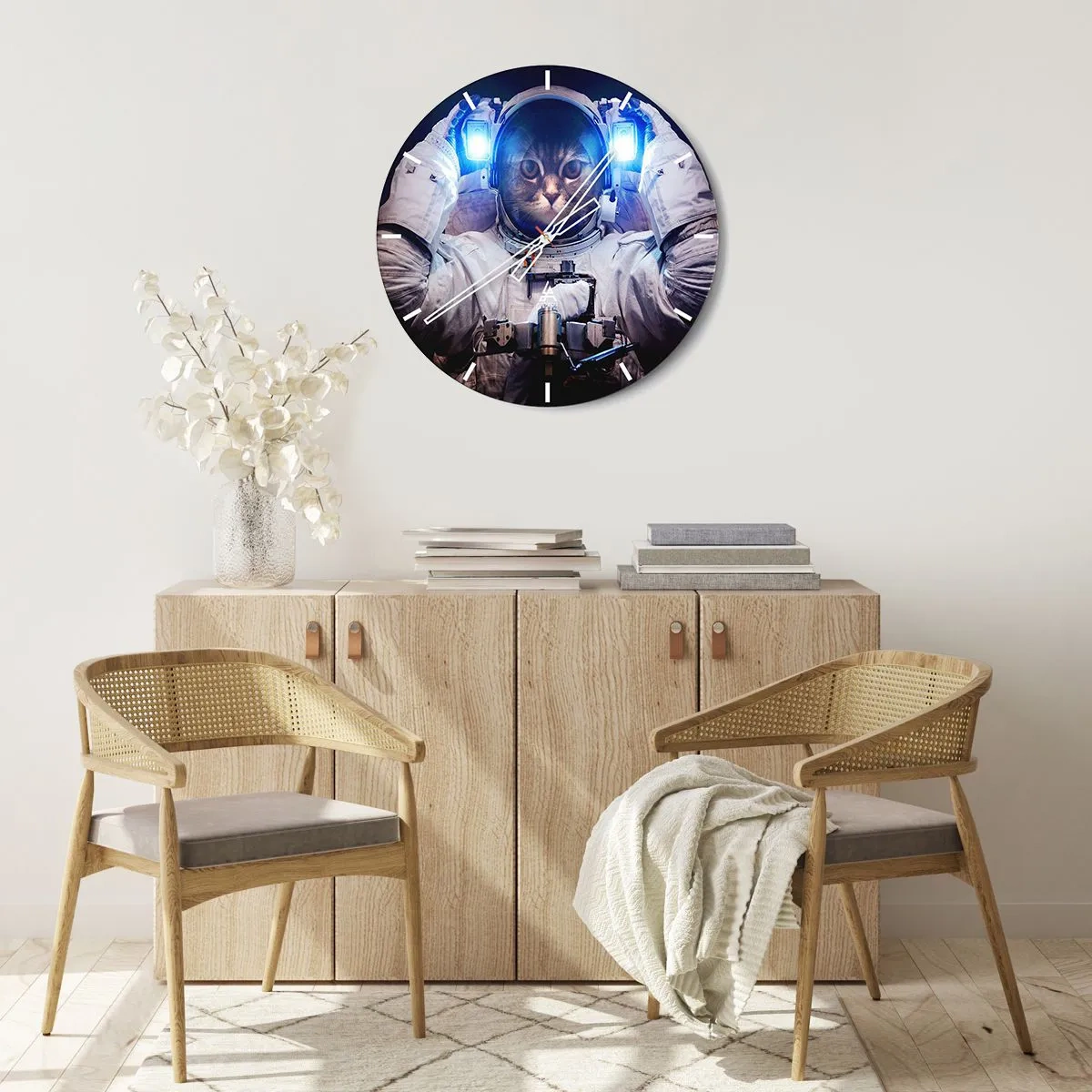 Ceas de perete - Ceas pe sticlă - O pisică într-un costum de astronaut cu o lumină albastră în fundal. - 30x30cm - Houston, aveți o problemă - Decorațiune modernă pentru perete pentru living, bucătărie și dormitor ARTTOR