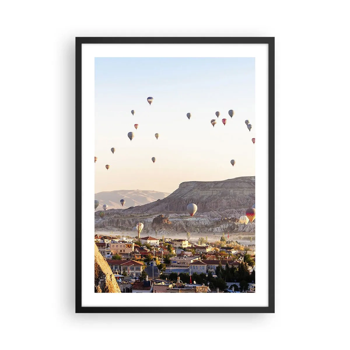 Poster în ramă neagră - Baloane plutind deasupra Cappadociei în zori - 50x70cm - Ca niște nave pe cer - Decorațiune modernă pentru perete pentru living și dormitor ARTTOR