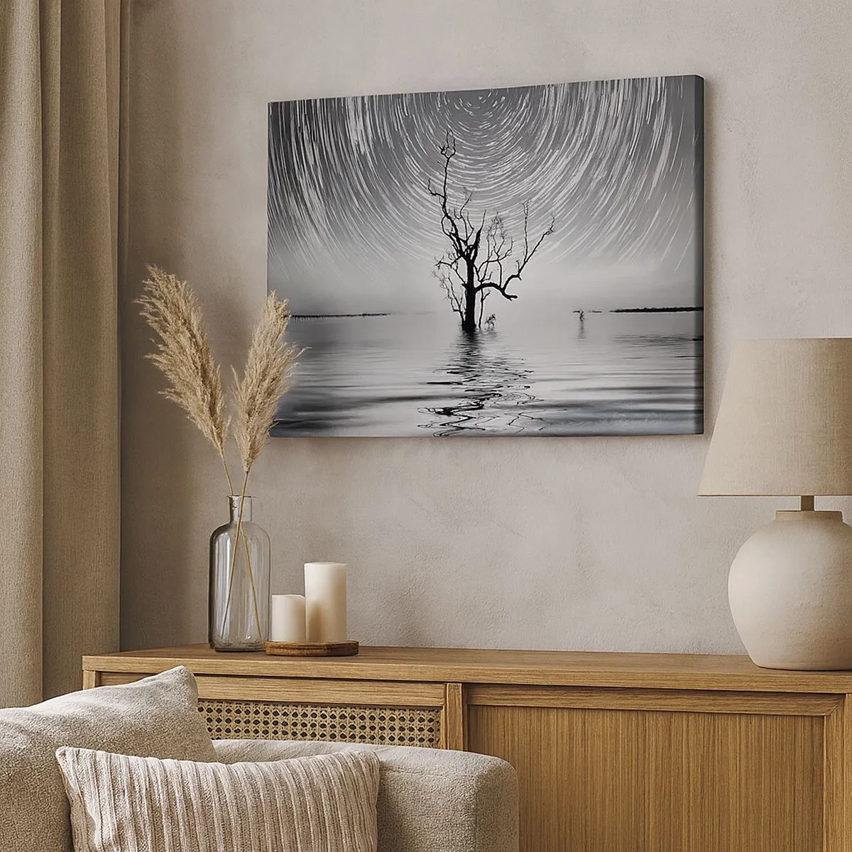 Tablou pe pânză Canvas - Un copac în apă sub un cer nocturn cu stele în mișcare - 70x50cm - O simfonie a naturii - Decorațiune modernă pentru perete pentru living și dormitor ARTTOR