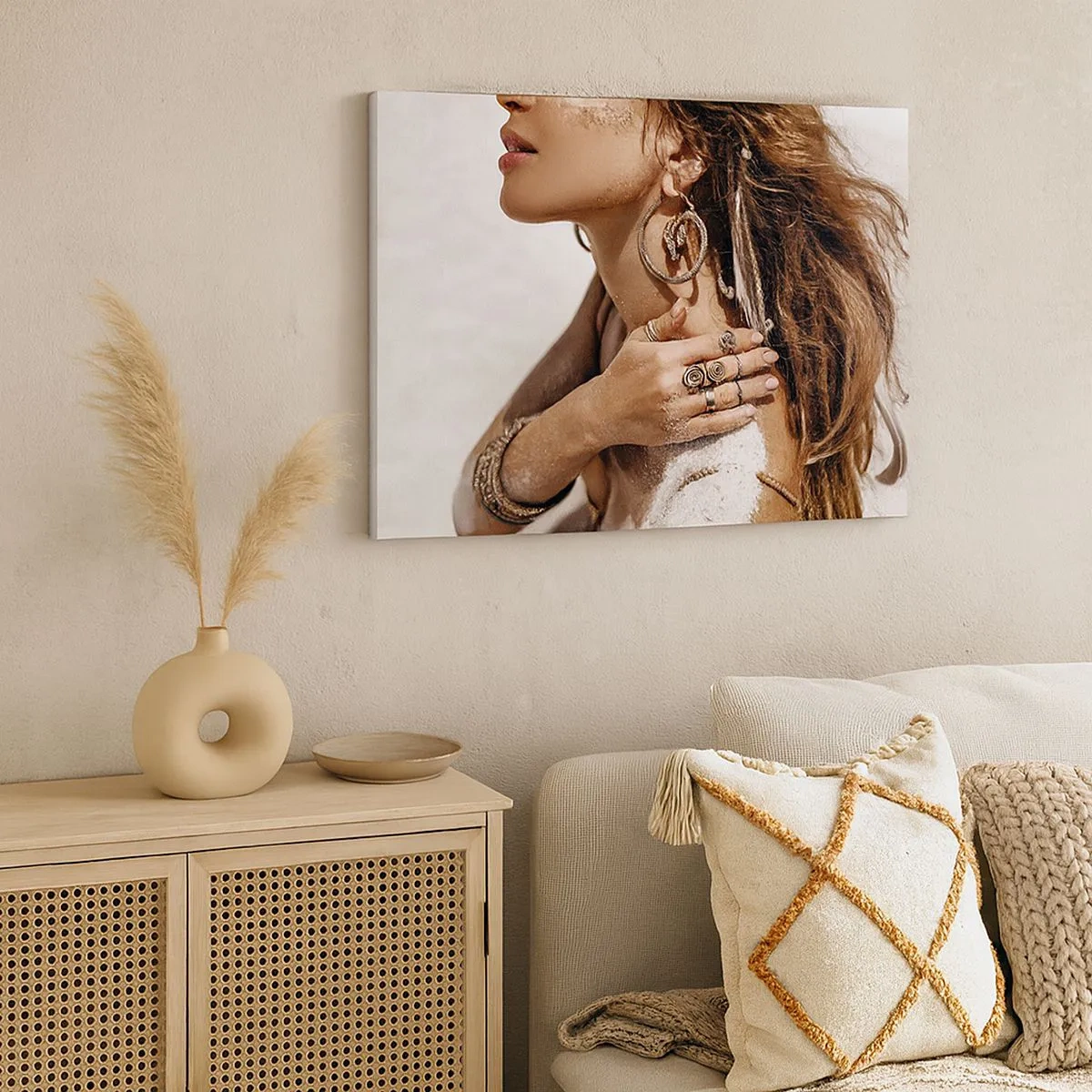Tablou pe pânză Canvas - Femeie elegantă cu bijuterii pe un fundal de nisip deschis - 70x50cm - Regina plajei sălbatice - Decorațiune modernă pentru perete pentru living și dormitor ARTTOR