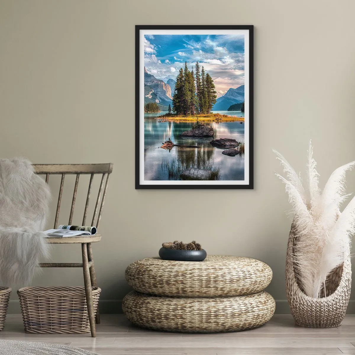 Poster în ramă neagră - Un peisaj montan cu o insulă înconjurată de un lac liniștit - 50x70cm - La o apă mare și limpede… - Decorațiune modernă pentru perete pentru living și dormitor ARTTOR