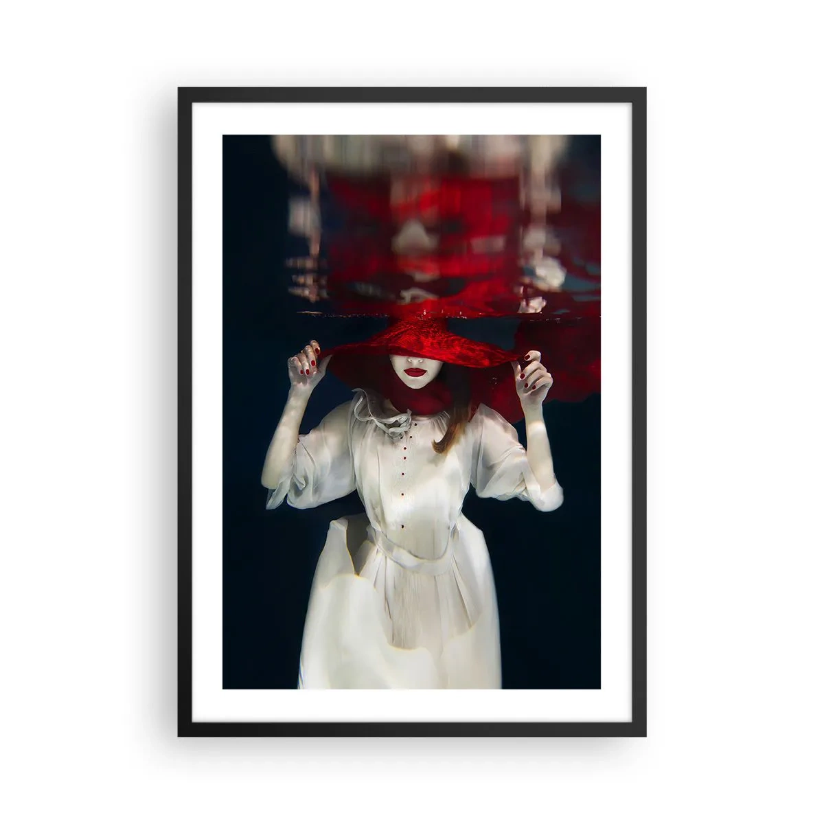 Poster în ramă neagră - femeie cu o pălărie roșie este scufundată sub apă. - 50x70cm - Frumoasa fantomă - Decorațiune modernă pentru perete pentru living și dormitor ARTTOR