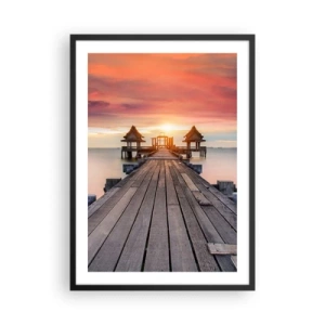 Poster în ramă neagră - Un dig de lemn cu soarele apunând peste apă în fundal - 50x70cm - Vestul la est - Decorațiune modernă pentru perete pentru living și dormitor ARTTOR